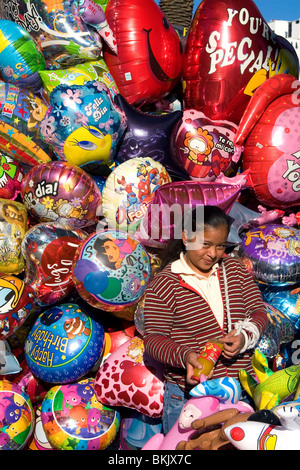 Venditore ambulante di palloncini di vendita nella città di Puebla, Puebla, Messico. Foto Stock