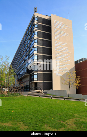 " Che cosa se?...' dal poeta laureato Andrew Motion sul lato di Sheffield Hallam University building, Sheffield South Yorkshire, Inghilterra, Regno Unito. Foto Stock