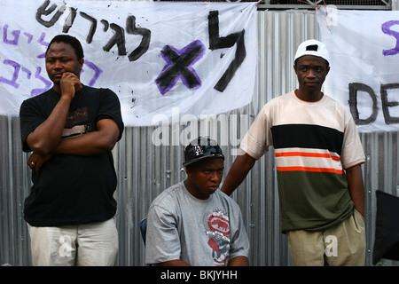 Un attivista per i lavoratori africani in Israele unione, segno di persone su una petizione nel tentativo di impedire la cacciata dei rifugiati Foto Stock