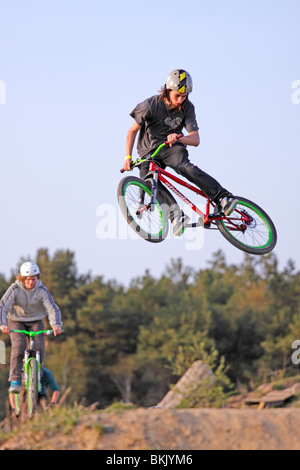 Ragazzo adolescente saltando con la sua moto Foto Stock