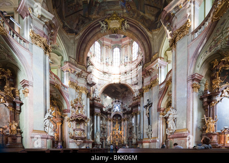 Navata della chiesa di San Nicola, Mala Strana, Praga, Repubblica Ceca Foto Stock