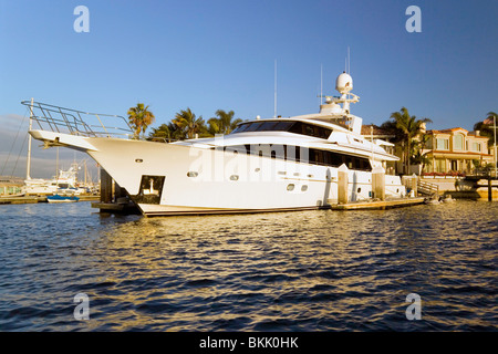 Grande e lussuoso yacht e voglia di svariati milioni di dollari di case sono luoghi di uso quotidiano in Newport Harbor a Newport Beach in California del Sud, Stati Uniti d'America. Foto Stock