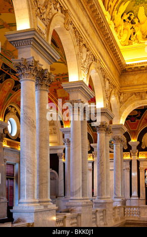 Architettura ornata all'interno del Jefferson edificio della Biblioteca del Congresso a Washington DC USA Foto Stock