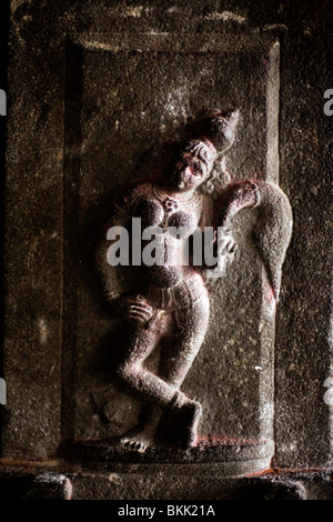 Particolare di una scultura in pietra raffigurante una divinità in Chola stile con una frusta di mosca presso il tempio Murugan in Swamimalai, India Foto Stock