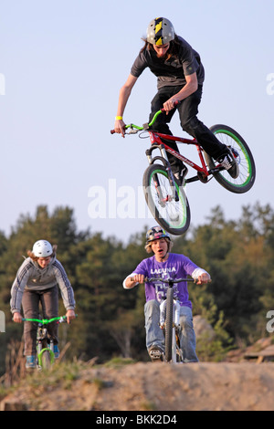 Ragazzo adolescente saltando con la sua moto Foto Stock