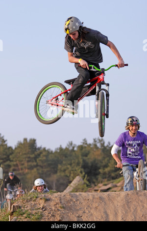 Ragazzo adolescente saltando con la sua moto Foto Stock