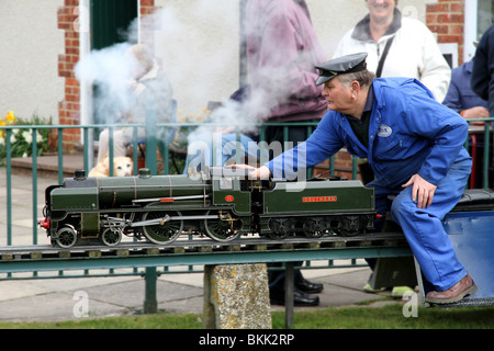 Un modello di treno a vapore con conducente a un open day per la Worthing e distretto per società di ingegneri di modello nel campo Luogo Worthing Foto Stock