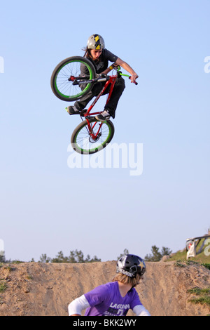 Ragazzo adolescente saltando con la sua moto Foto Stock