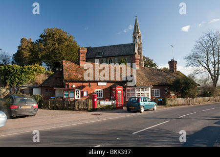 Il Tamigi villaggio di Clifton Hampden con una vista del Post Office e Chiesa di San Michele e Tutti gli Angeli, Oxfordshire, Regno Unito Foto Stock