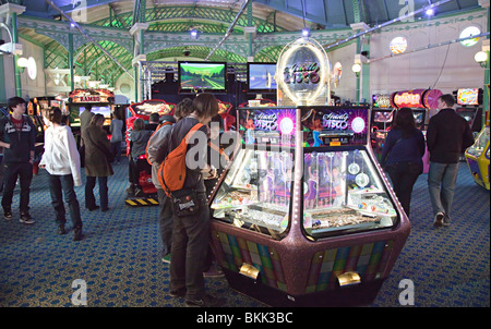 Sala giochi le persone e le macchine al molo di Brighton Inghilterra REGNO UNITO Foto Stock