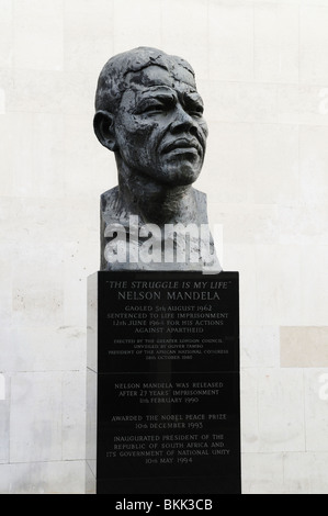 Busto di Nelson Mandela al di fuori della Royal Festival Hall di Londra, Inghilterra, Regno Unito Foto Stock