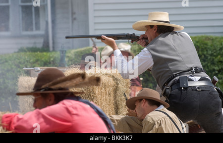 Giorni di Pioneer High Springs Florida western cowboy enactors nuovamente in shoot out skit azione Foto Stock