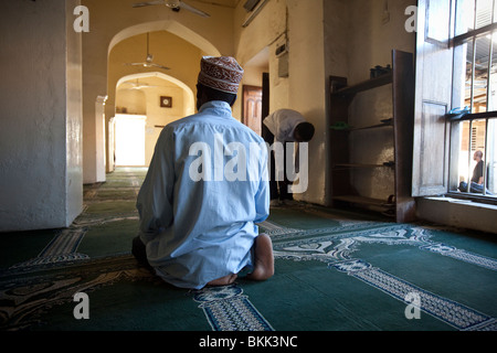 Interno della moschea - Stonetown, Zanzibar, Tanzania. Foto Stock