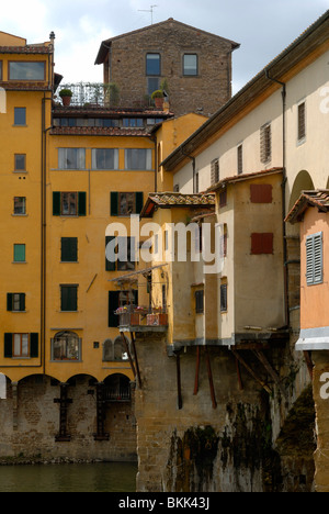 Il Ponte Vecchio, il Ponte Vecchio, è costruito da Taddeo Gaddi, allievo di Giotto, nel 1354. Alcune delle più antiche botteghe di orefici e .... Foto Stock