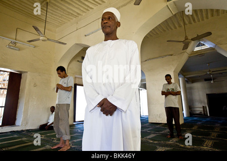 Interno della moschea - Stonetown, Zanzibar, Tanzania. Foto Stock