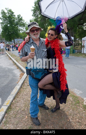 Giorni di Pioneer High Springs Florida senior l uomo è si è rivolto da floozie showgirl Foto Stock