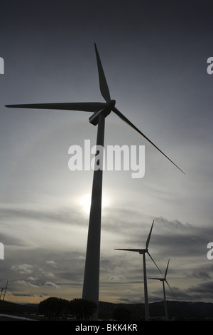 Generatore eolico mulino elettrico sul tramonto cielo molto nuvoloso Foto Stock