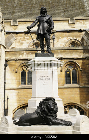 Statua di Oliver Cromwell fuori le case del Parlamento, Westminster, London, England, Regno Unito Foto Stock