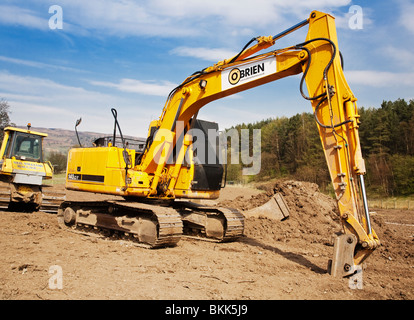 Hyundai 140LC-7 Robex Escavatore cingolato con persiane oltre il suo Windows su un sito in costruzione. Foto Stock