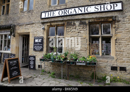 La facciata dell'organico negozio in piazza del mercato Stow on the wold GLOUCESTERSHIRE REGNO UNITO Foto Stock