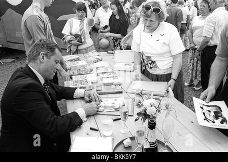 Jeffrey Archer libro firma all'aperto presso 1992 Hay Festival della Letteratura Hay-on-Wye Powys Wales UK Foto Stock