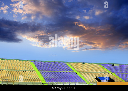Stadium stand colorati in prospettiva del cielo blu Foto Stock