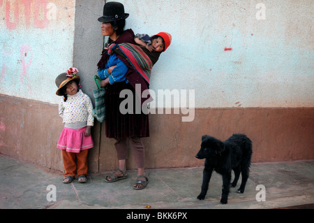 Scena dalla piccola cittadina di Macha nell'altopiano boliviano. Foto Stock