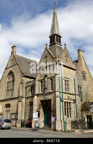 St edwards hall costruito nel 1878 ospita la biblioteca e un luogo per le attività locali piazza del mercato Stow on the wold gloucestershire Foto Stock