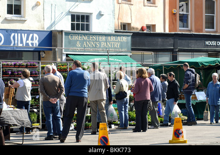 Giorno di mercato nel mercato, Cirencester Gloucestershire, England, Regno Unito Foto Stock