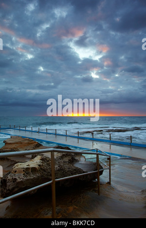 Dee Why rockpool alla prima luce Foto Stock