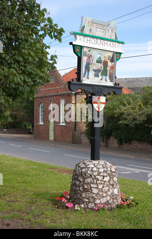 Il segno del villaggio sul verde nel mezzo di Thornham, North Norfolk, Inghilterra Foto Stock