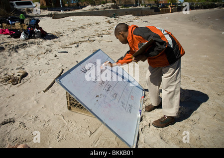 Gli studenti test della qualità dell'acqua e cerca le acque per la vita marina a Coney Island Creek di Brooklyn a New York Foto Stock