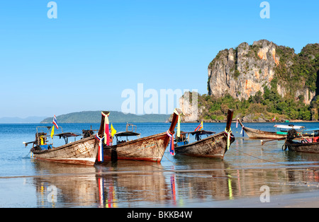 Thai longtail barche su Railay Beach a Krabi, nel sud della Thailandia Foto Stock