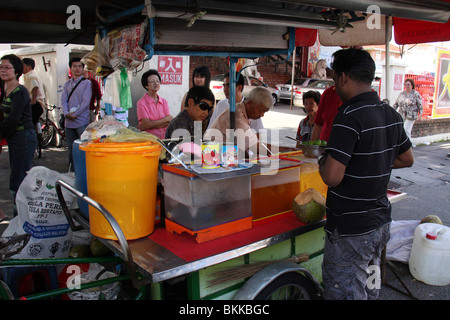 Succo di frutta e cocco venditore nelle strade di Penang, Malesia,asia Foto Stock