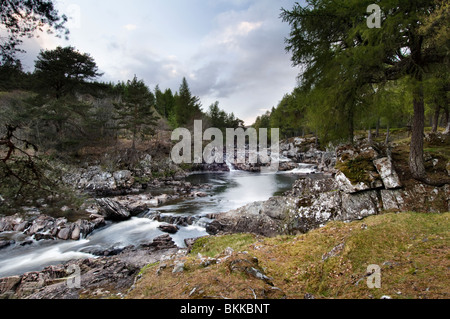 La bellissima Achness cade a bassa ondata prese a Glen Cassley, Sutherland in Scozia in prima serata Foto Stock