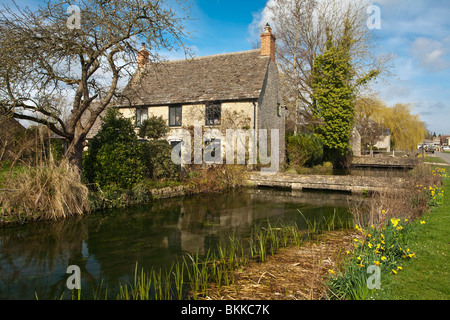 Tradizionale Cotswold cottage sulle rive del Tamigi superiore su High Road a Ashton Keynes, Wiltshire, Regno Unito Foto Stock