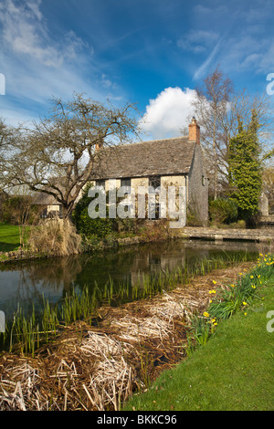 Tradizionale Cotswold cottage sulle rive del Tamigi superiore su High Road a Ashton Keynes, Wiltshire, Regno Unito Foto Stock