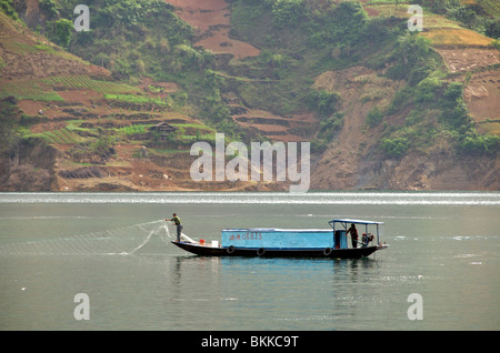 Fisherman tirando in reti delle Tre Gole del fiume Yangzi Provincia di Hubei Cina Foto Stock