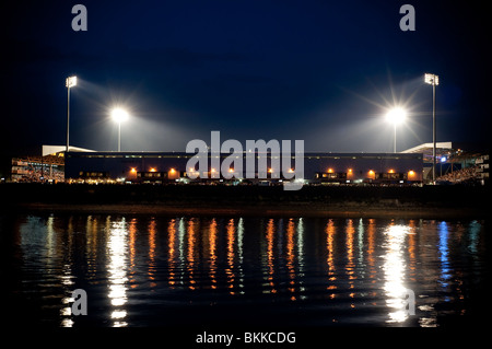 Guardando il retro del Fulham il Craven Cottage, al tramonto, durante una coppa UEFA Football Match, sulle rive di Londra il Tamigi. Foto Stock