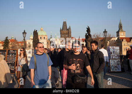 Turisti sul Ponte Carlo a Praga Repubblica Ceca Foto Stock