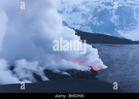 Flussi lavici dall'Islanda 2010 eruzione vulcanica del vulcano Eyjafjalla incontra neve e ghiaccio dal ghiacciaio Eyjafjallajökull Foto Stock