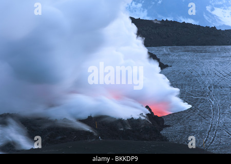 Flussi di lava dall'Islanda 2010 eruzione vulcanica del vulcano Eyjafjalla sono la fusione della neve e del ghiaccio dal Eyjafjallajökull Foto Stock