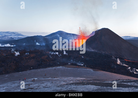 Molti turisti ed escursionisti sono guardando i flussi di lava e fontane di lava dall'Islanda 2010 eruzione del vulcano Eyjafjalla Foto Stock