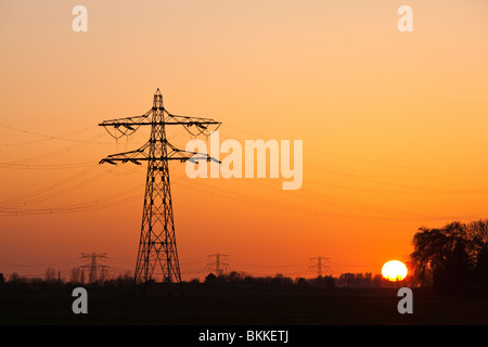 Rosso arancione tramonto nei Paesi Bassi vicino a Rotterdam a causa di ceneri vulcaniche a partire dal 2010 l'Islanda Eyjafjallajökull eruzione del vulcano Foto Stock