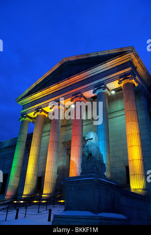 Illuminazione notturna sul MINNEAPOLIS Institute of Arts, un Pubblico Museo di Belle Arti nel cuore di Minneapolis, Minnesota. L'inverno. Foto Stock