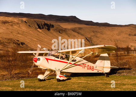 Pilot tenetevi pronti per il decollo, Sud dell'Islanda. TF-DAB - Piper PA-16 Clipper, mfg anno 1949. Foto Stock