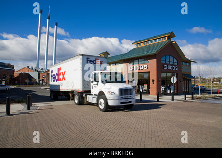 Una Federal express consegna fedex carrello rotola fuori di un grande centro commerciale di piegare, Oregon Foto Stock