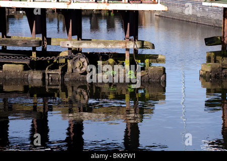 Cancelli di blocco in corrispondenza di Latchford si blocca sul Manchester Ship Canal Foto Stock