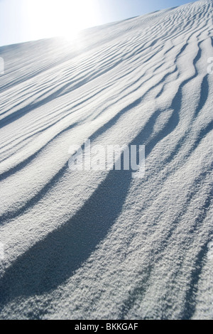Un grande ripple dune coperte di gesso bianco-ladden sabbia a White Sands National Monument, Nuovo Messico. Foto Stock