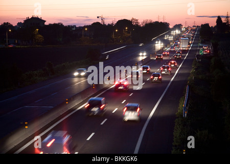 Il traffico su autostrada Foto Stock